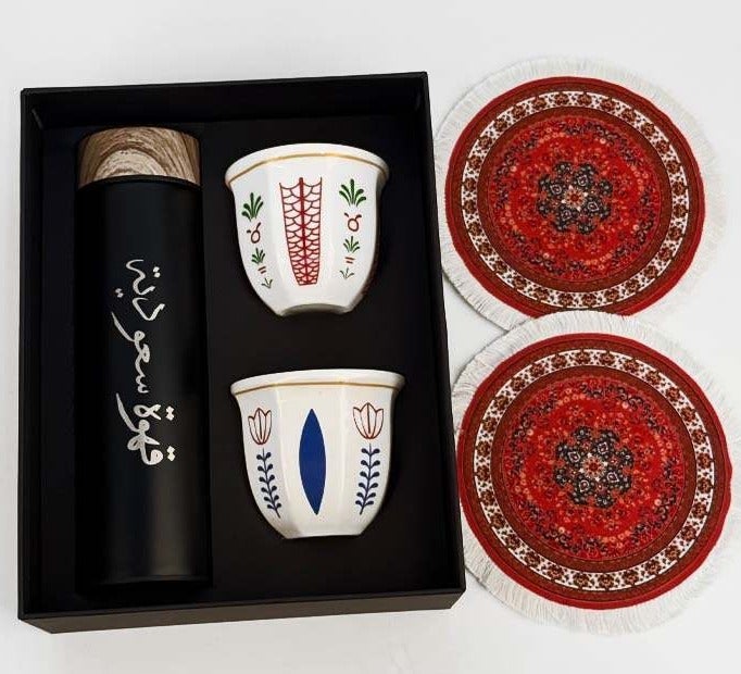 ليثا مجموعة هدايا ترمس من 3 قطع لفنجان قهوة عربي تتضمن ترمسًا من الفولاذ المقاوم للصدأ سعة 500 مل مع غطاء من خشب الحبوب وكوبين قهوة مزدوجين سعة 80 مل، مناسب للهدايا وأكواب هدايا اليوم - Image 1